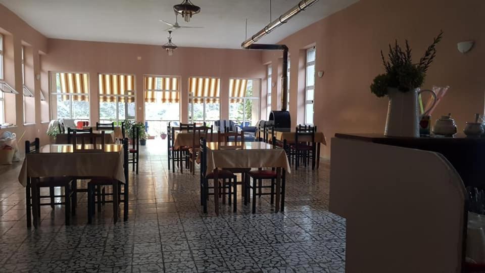 Agroturizem Hotel Vila Franceze Koman Esterno foto