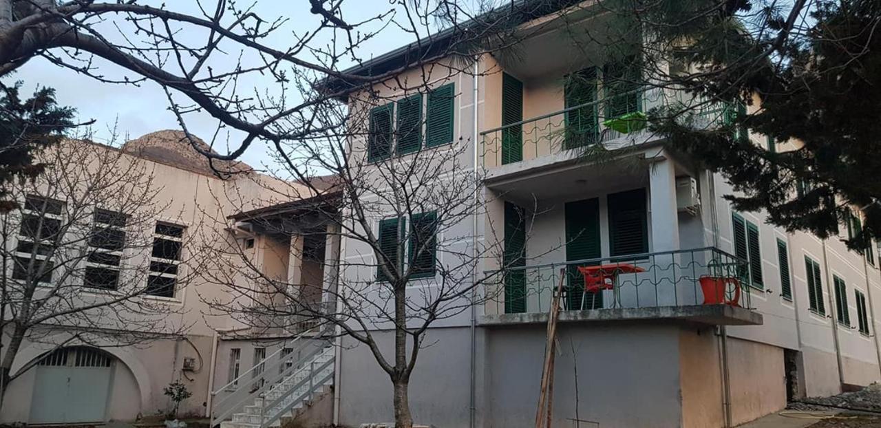 Agroturizem Hotel Vila Franceze Koman Esterno foto