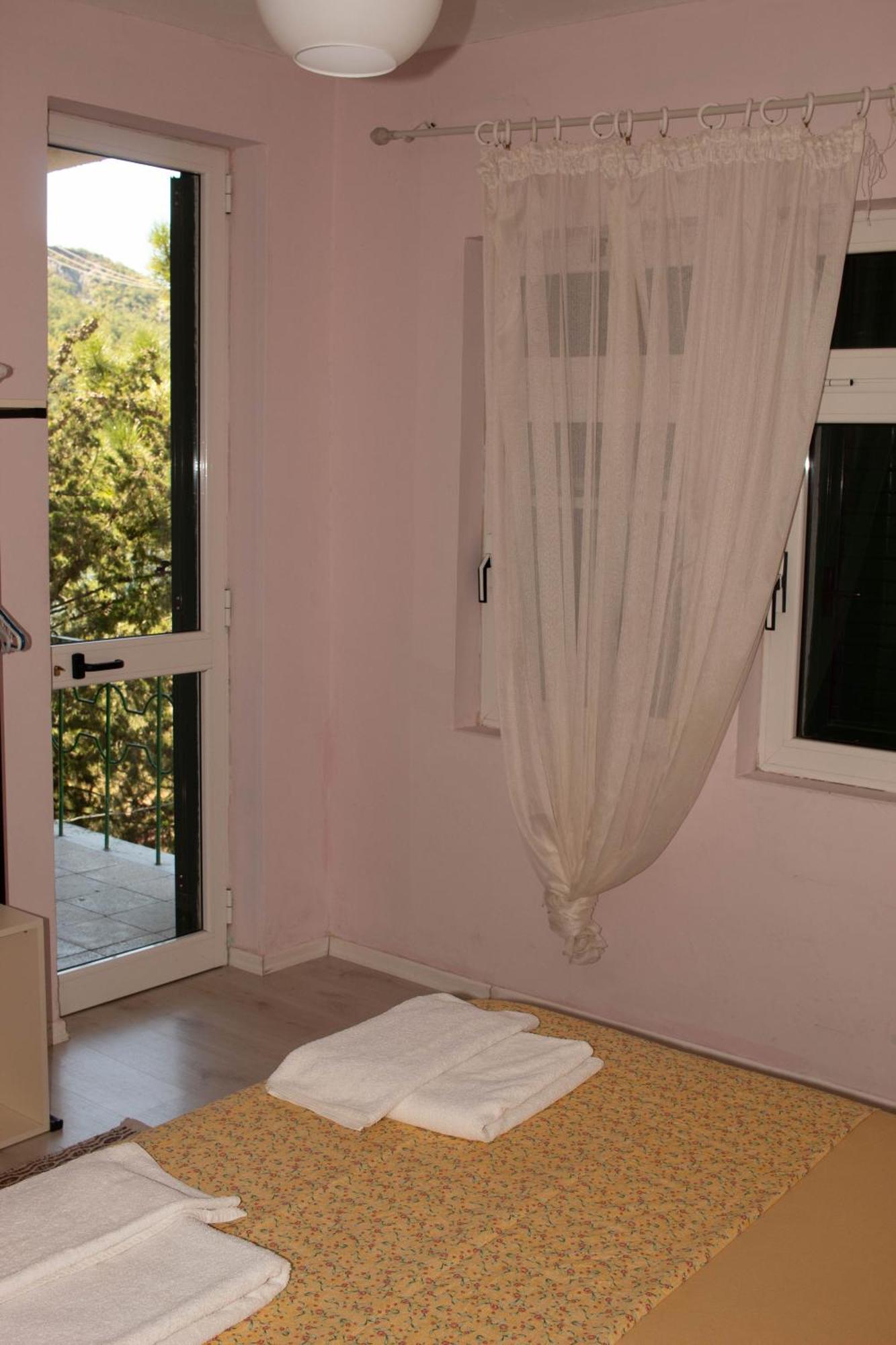 Agroturizem Hotel Vila Franceze Koman Esterno foto